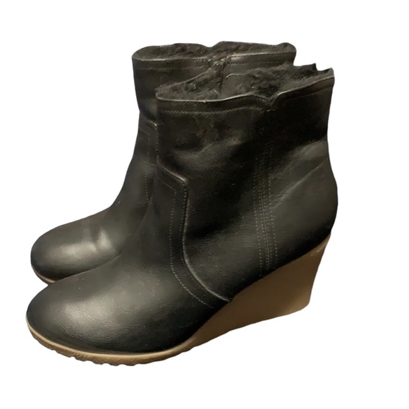 Black weather-proof fall wedge booties - Picture 5 of 5